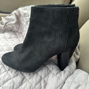 Seychelles Black Snakeskin Embossed Back Zip Ankle Bootie Sz 8